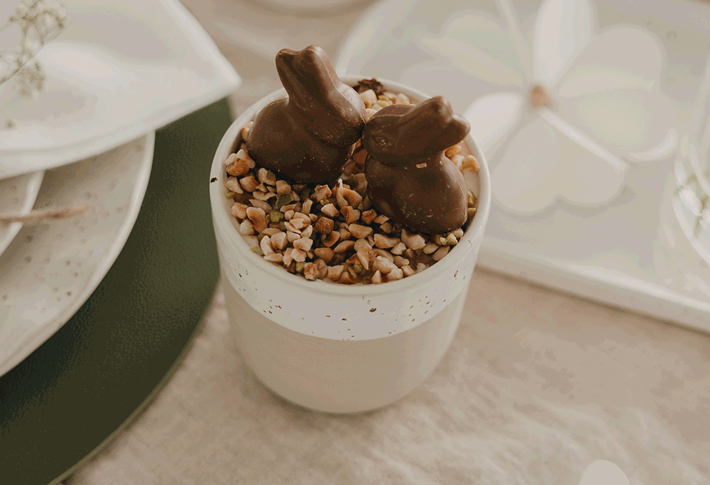 GIF: 3 Bilder des Becherkuchens hintereinander, Kuchen in Steingutbecher dekoriert mit Nüssen und kleinen Schokohasen