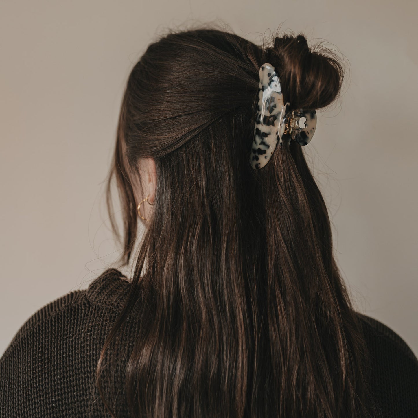 Haarspange Maxi Herz Leo fixiert einen Half-Bun, elegantes Leo-Design im Einsatz.