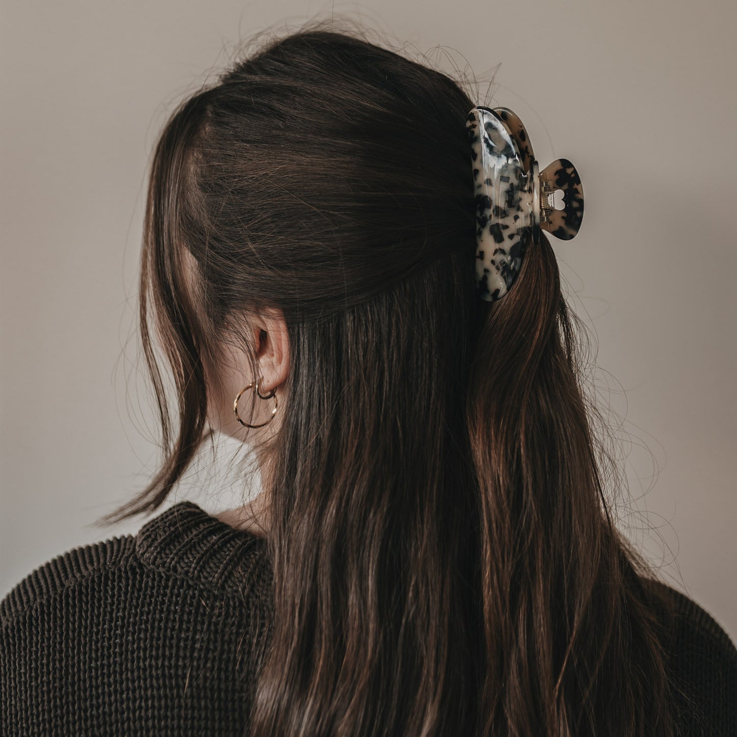 Haarspange Maxi Herz Leo im halboffenen Haar getragen, stilvolles Leo-Muster.