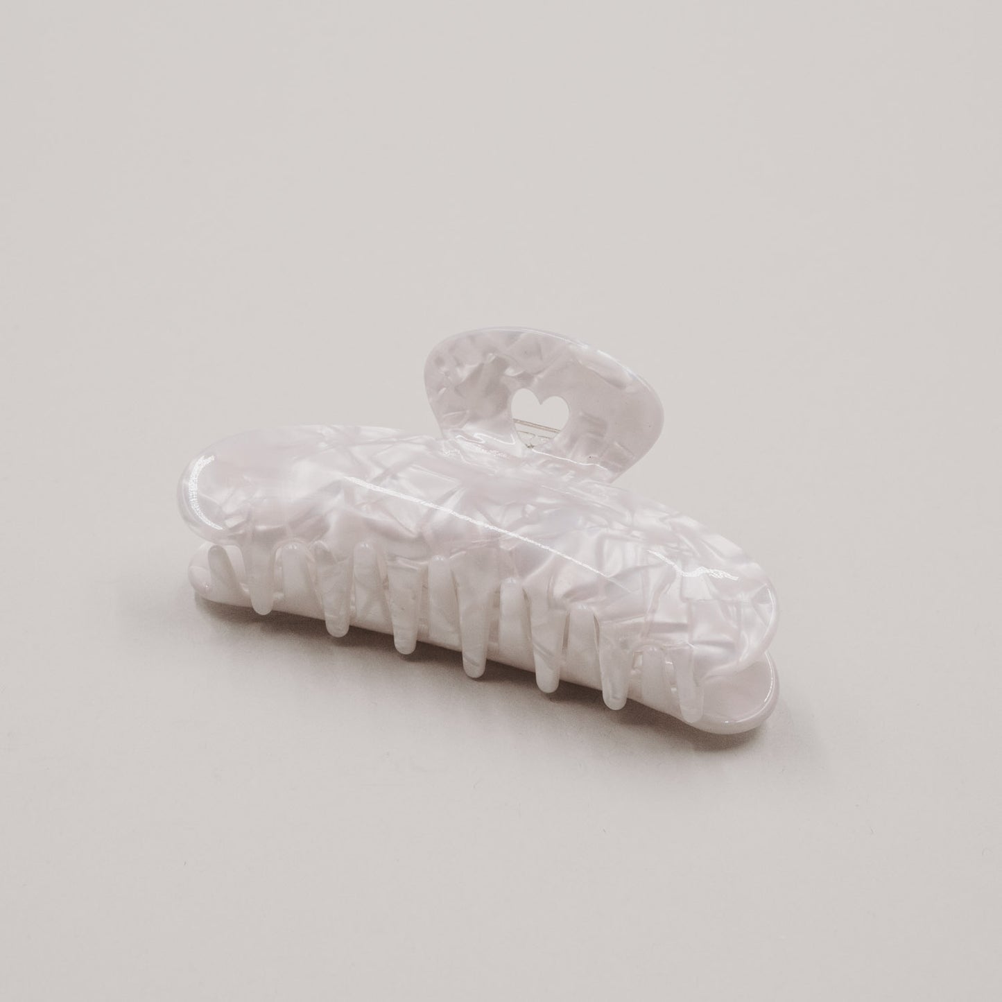 Haarspange Maxi Herz Pearl in Perlmuttoptik auf hellem Hintergrund.