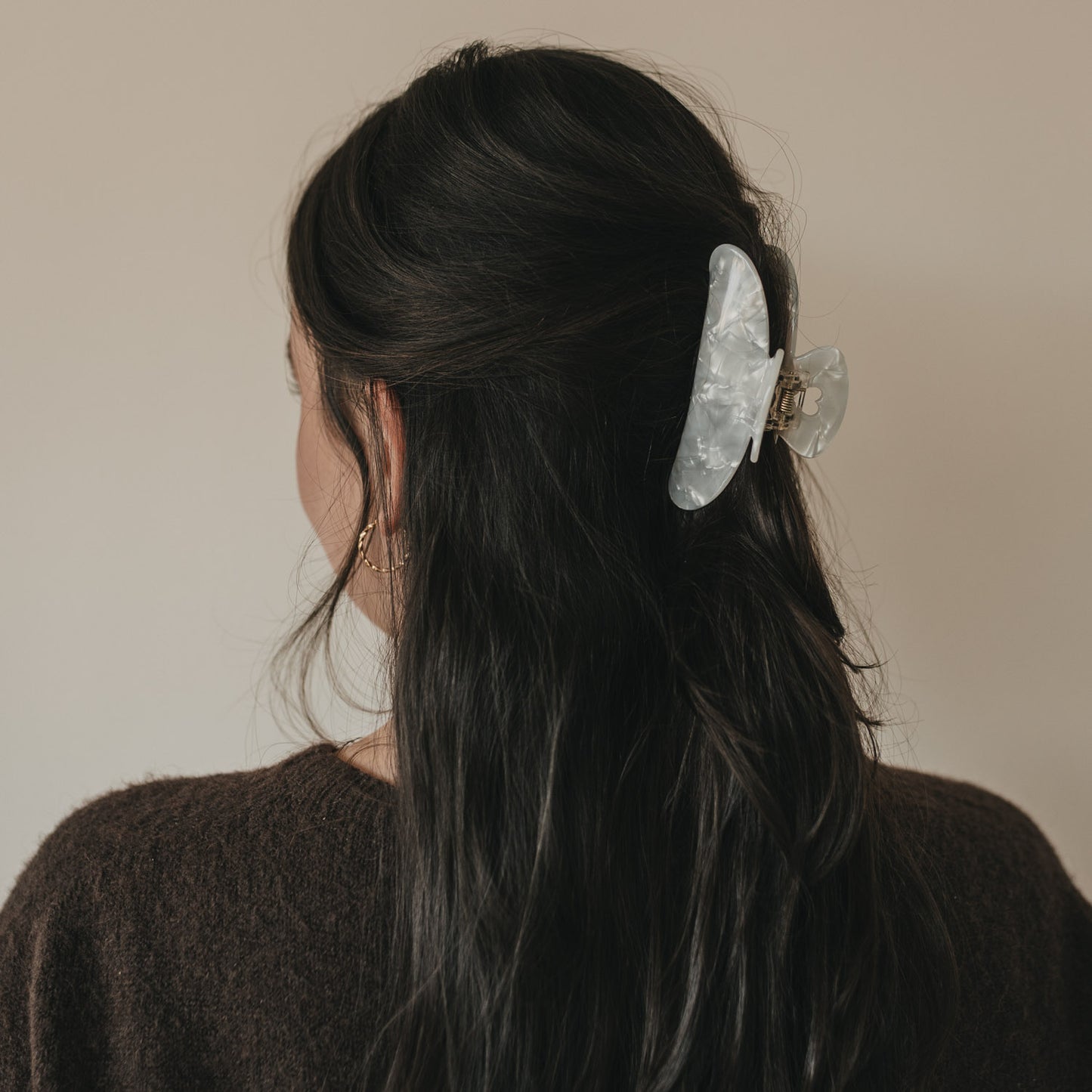 Maxi Herz Pearl Haarspange im dunklen Haar, seitlich gestylt.