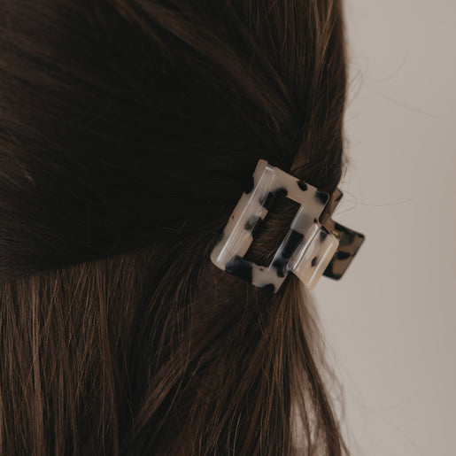 Kleine eckige Haarspange in Leo-Optik im braunen Haar befestigt
