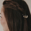 Seitliche Ansicht Frisur mit kleiner Haarspange in Herzform Leo
