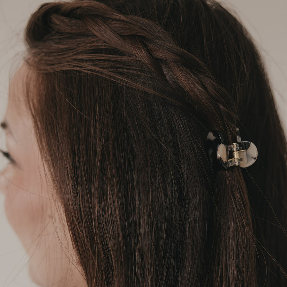 Seitliche Ansicht Frisur mit kleiner Haarspange in Herzform Leo