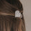 Große Haarspange in Herzform Pearl im halboffenen braunen Haar