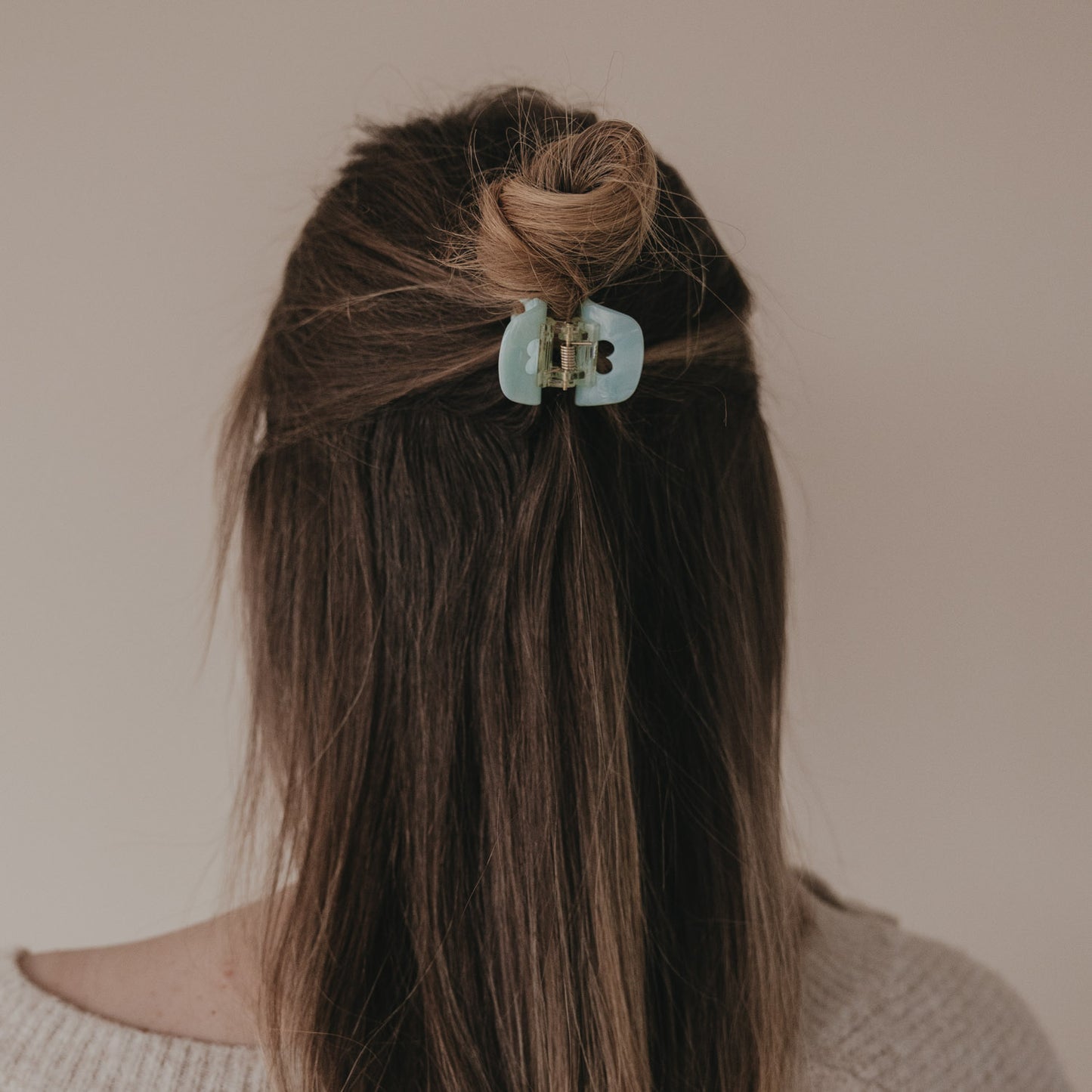 Rückansicht halboffene Frisur mit kleiner Haarspange Mint Herz