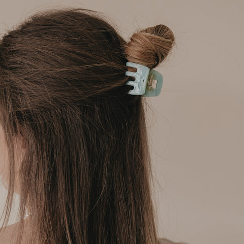 Seitliche Ansicht kleine Haarspange Mint mit Herzdetail im Haar