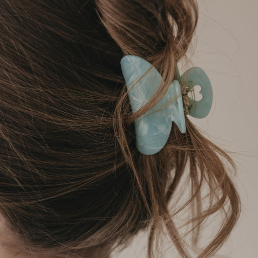 Große Haarspange in Mint mit Herzdetail im hochgesteckten braunen Haar