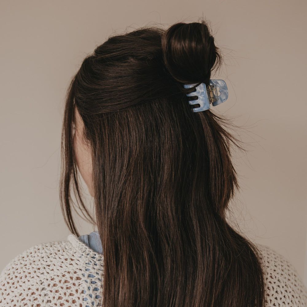 Kleine Haarspange in Blau mit Herzdetail in halboffener Frisur