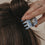 Detail kleine Haarspange Blau mit Herzöffnung im Haar