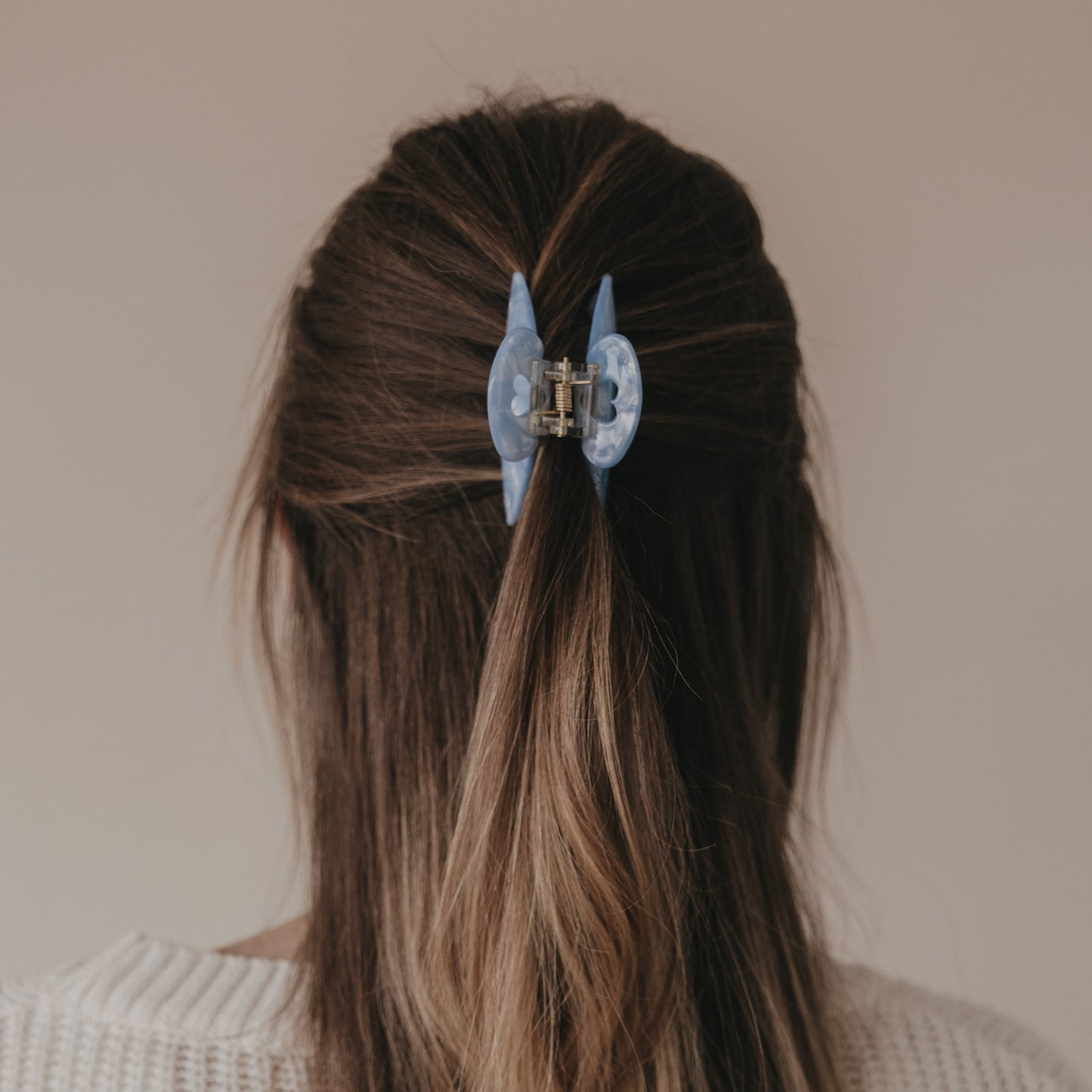 Rückansicht halboffene Frisur mit großer Haarspange Blau Herzdetail