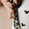 Schuhanzieher in Leo-Design in der Hand, modernes Accessoire im Alltag