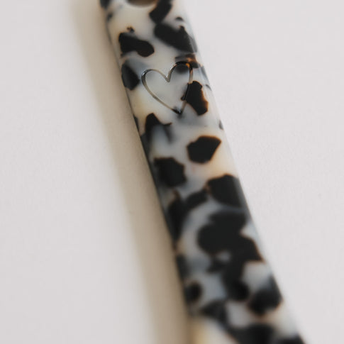 Detailaufnahme Schuhanzieher in Leo-Optik mit Herzgravur, stilvolles Accessoire