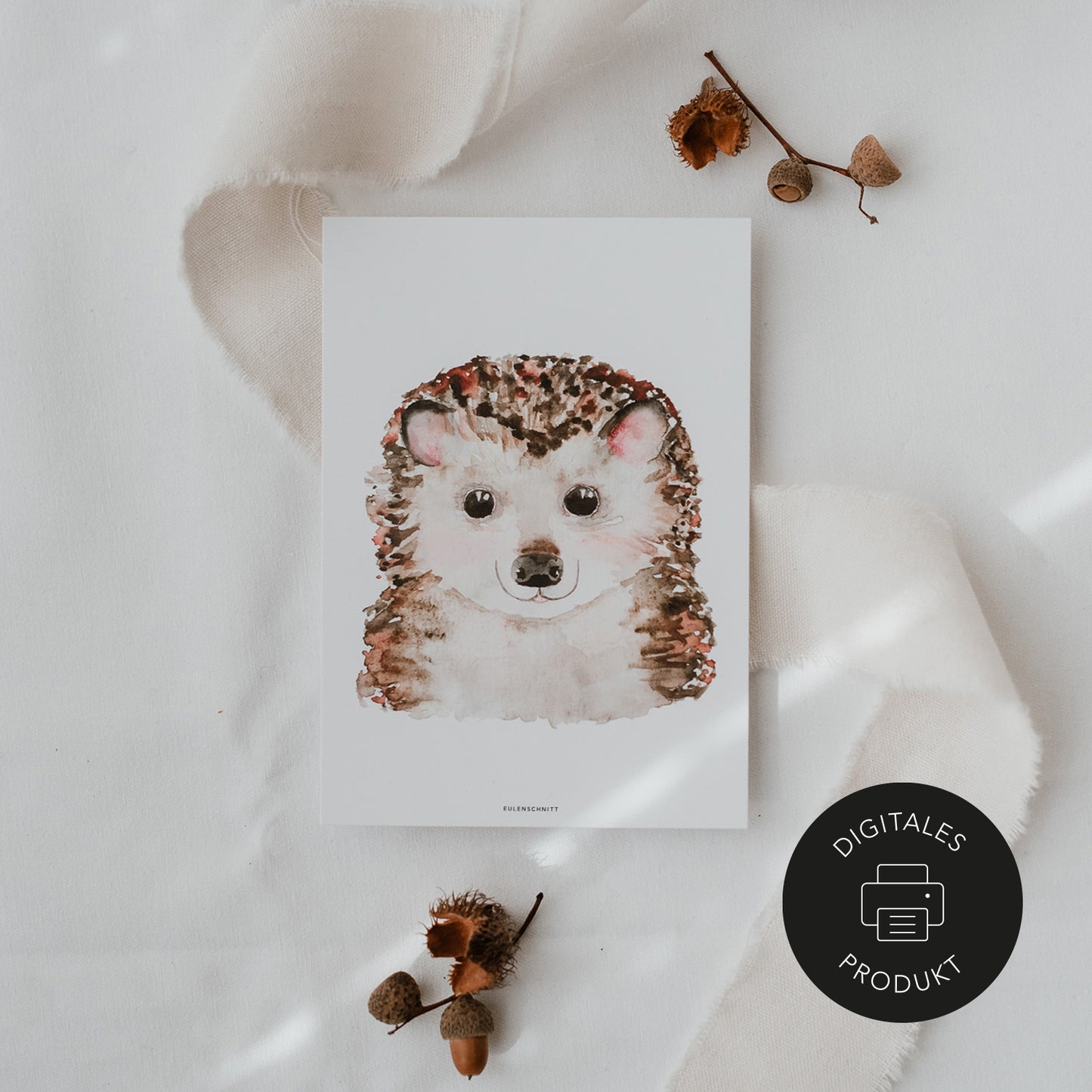 Igelposter mit Walddeko zum Downloaden inszeniert auf Leinentuch – gekennzeichnet als digitales Produkt von Eulenschnitt.