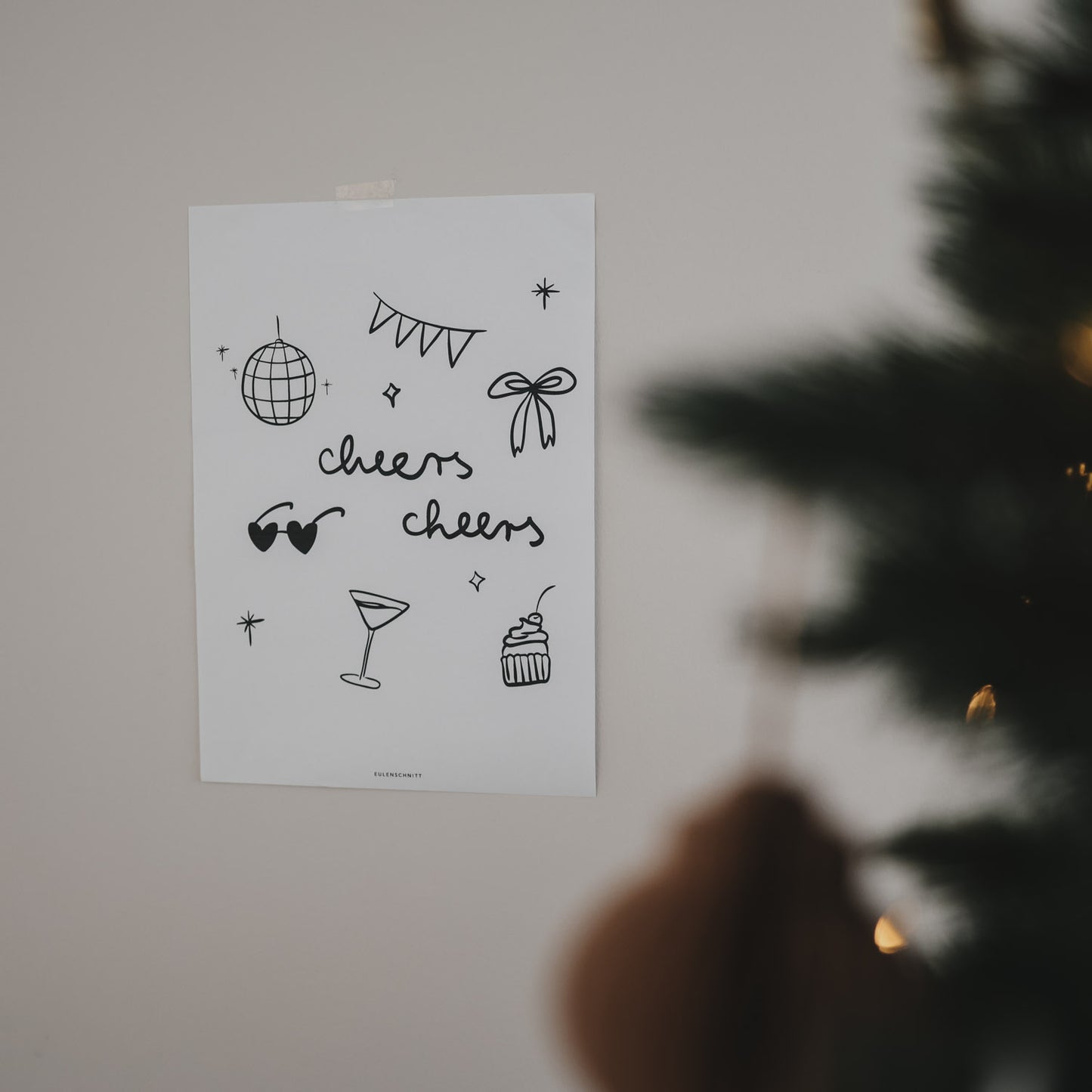 Cheers Poster von Eulenschnitt. Dieses digitale Poster setzt elegante Akzente und ist das ganze Jahr über ein echter Hingucker.