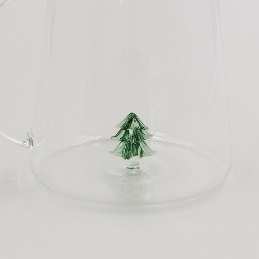 Detailaufnahme der grünen Tannenfigur im Boden der Karaffe – feine Handarbeit in hochwertigem Glas.
