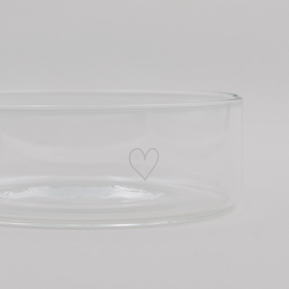 Detailansicht der Glas-Schale mit feinem Herzmotiv, minimalistisches Design für Küche und Deko.