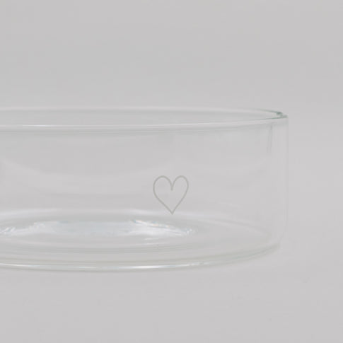 Detailansicht der Glas-Schale mit feinem Herzmotiv, minimalistisches Design für Küche und Deko.