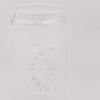 Detailaufnahme eines transparenten Glases mit dezentem Matcha-Print. Das minimalistische Design hebt sich vor einem hellen Hintergrund hervor.