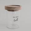 Minivorratsglas mit Holzdeckel und Schriftzug „Du bist toll“ auf weißem Hintergrund