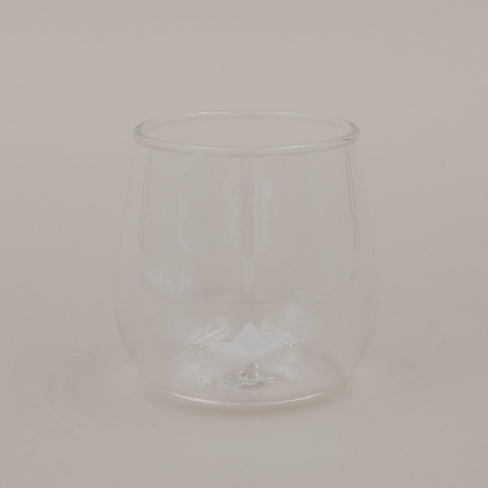 Freigestelltes Trinkglas mit Papierboot Motiv, modernes Glas für Wasser und Getränke