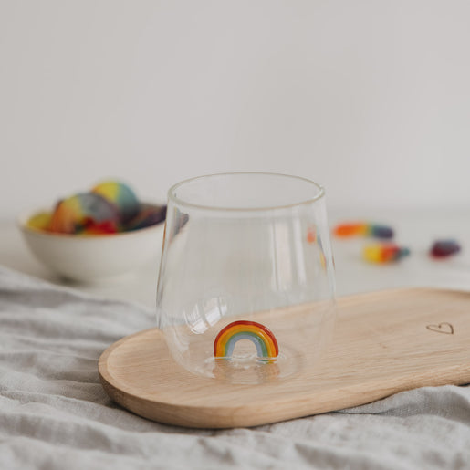 Glas Trinkglas mit Regenbogen Motiv auf Holzbrett, minimalistisches Design für Wasser und Getränke