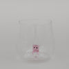 Freigestelltes Trinkglas mit Schwein Figur im Boden, minimalistisches Glasdesign