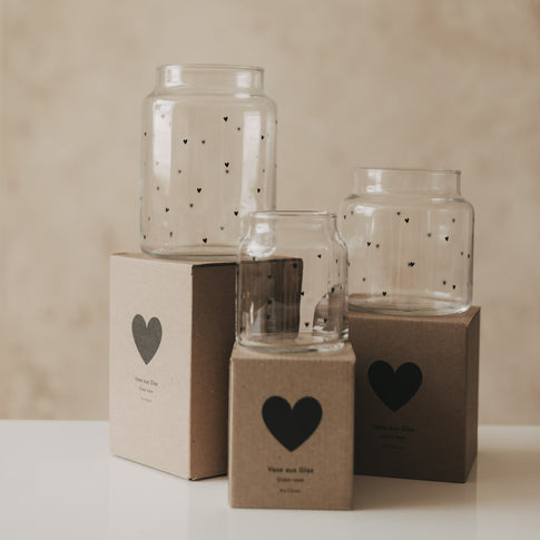 Set aus Glasvasen mit schwarzem Herzmuster auf Verpackung