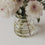 Nahaufnahme der geriffelten Bubble Vase aus Glas mit Blumenstrauß und sichtbaren Blumenstielen im Wasser.