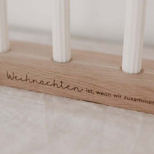 Gravur Weihnachten ist, wenn wir zusammen sind auf natürlichem Eichenholz-Kerzenhalter