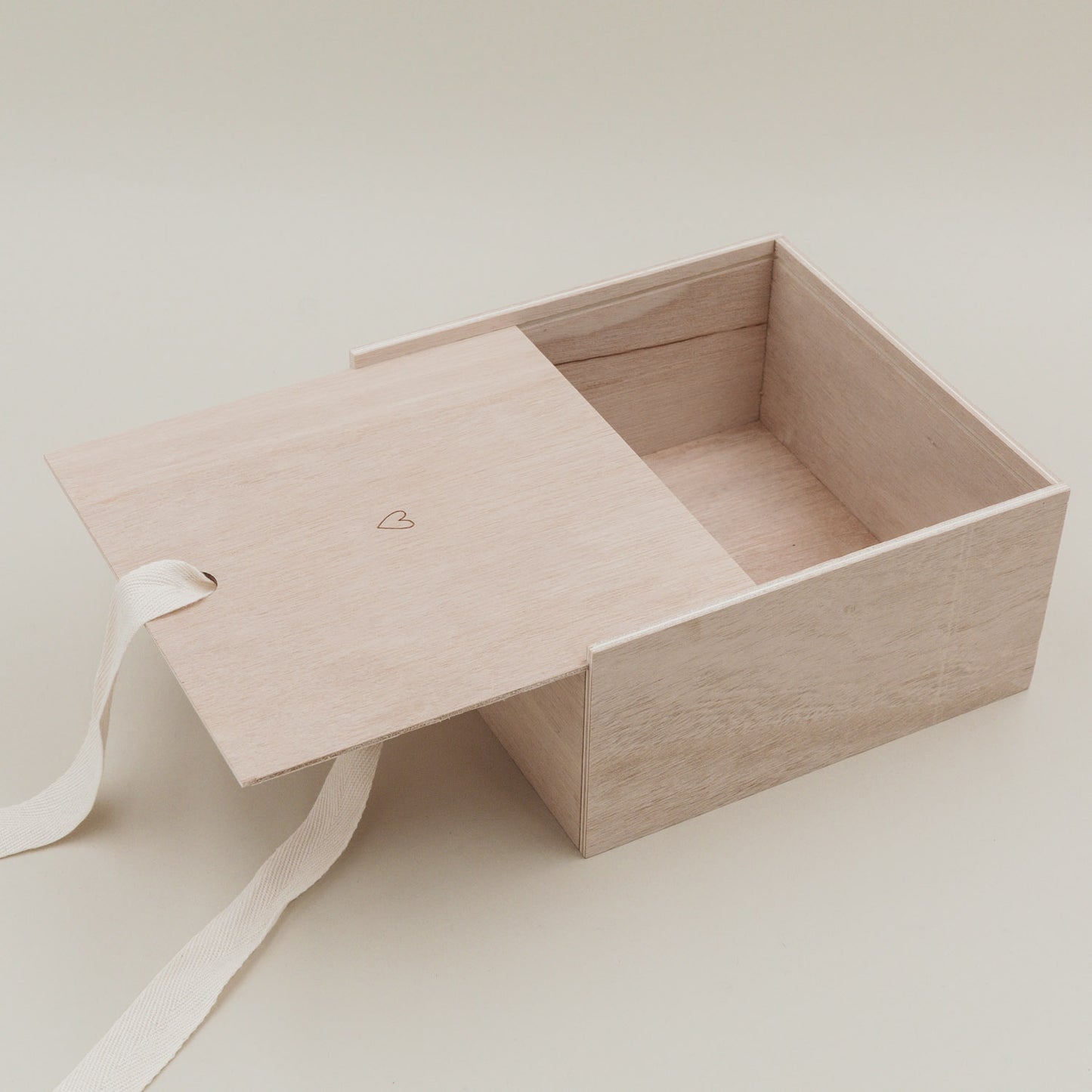 Geöffnete Erinnerungsbox Herz aus Holz mit herausgezogenem Deckel, bereit zum Befüllen.