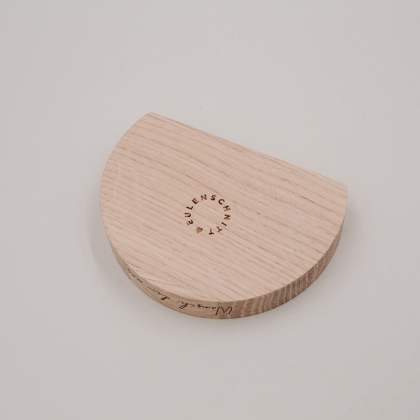 Rückseite des Kartenhalters aus Holz mit Eulenschnitt-Logo und halbrunder Form.