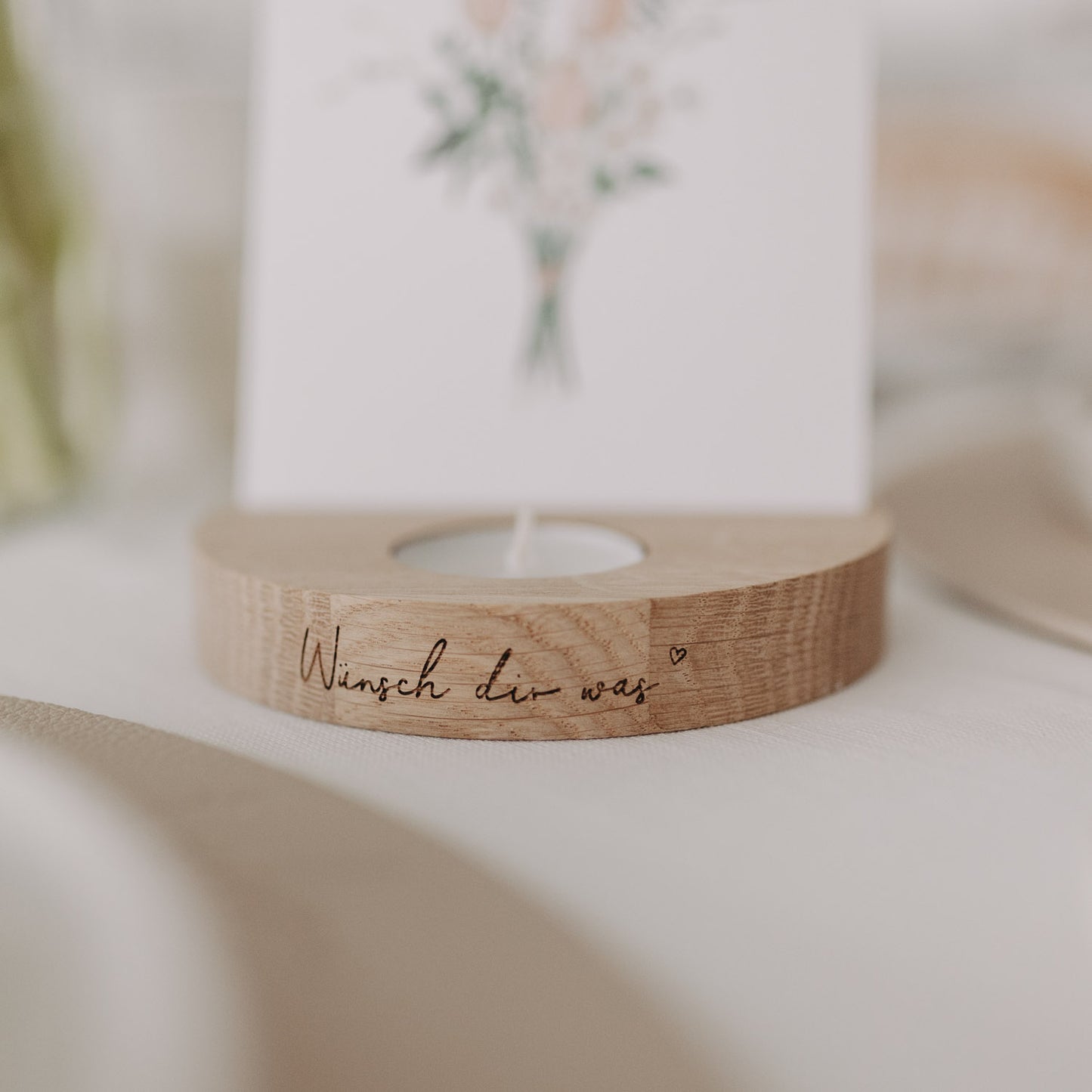 Detailansicht des Teelicht-Kartenhalters „Wünsch dir was“ mit Gravur und Kartenrille.
