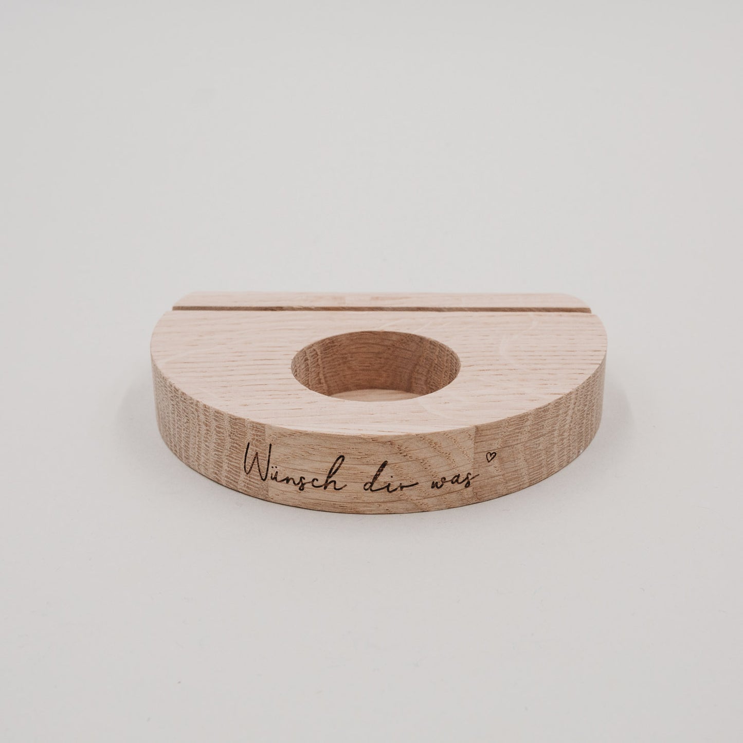 Frontansicht des Holz-Teelicht-Kartenhalters „Wünsch dir was“ mit runder Teelichtmulde.