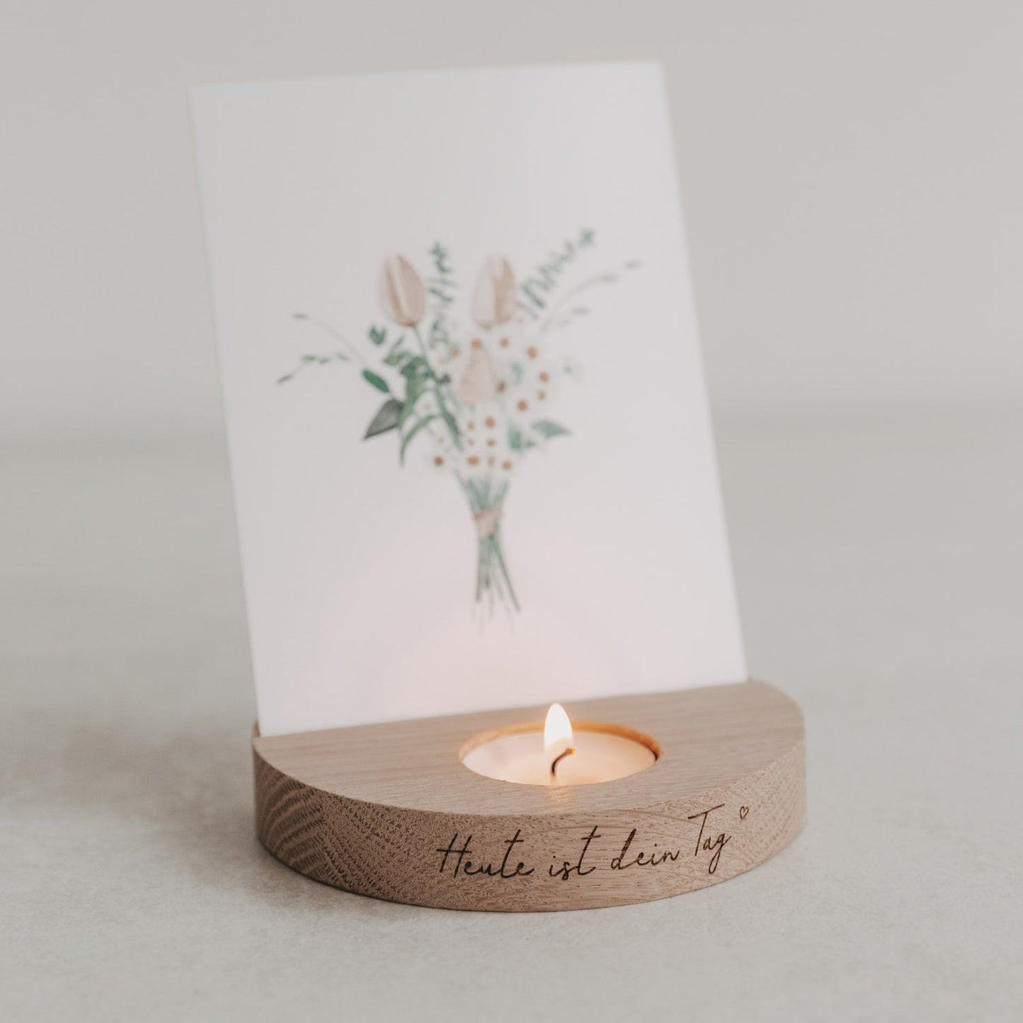 Teelicht-Kartenhalter aus Holz mit Gravur „Heute ist dein Tag“ und eingesetzter Blumenkarte.