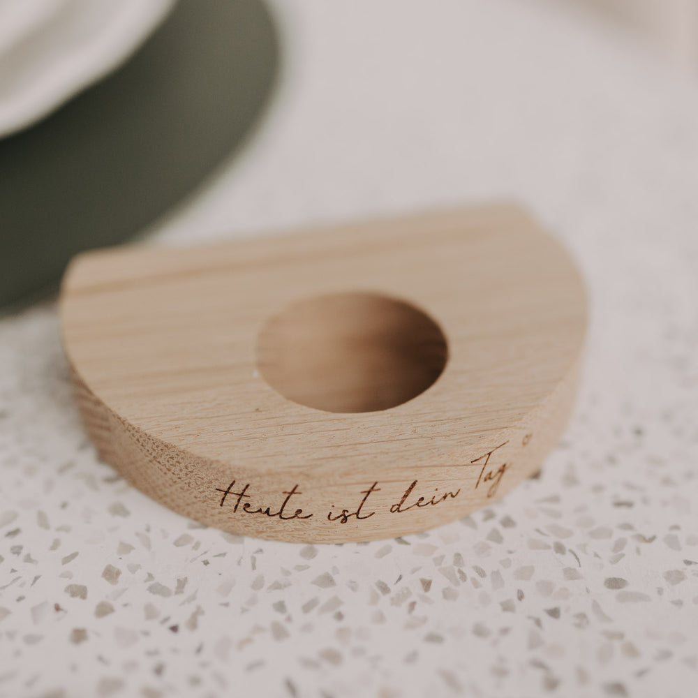 Detailaufnahme des Holz-Teelichthalters „Heute ist dein Tag“ mit runder Aussparung für ein Teelicht.