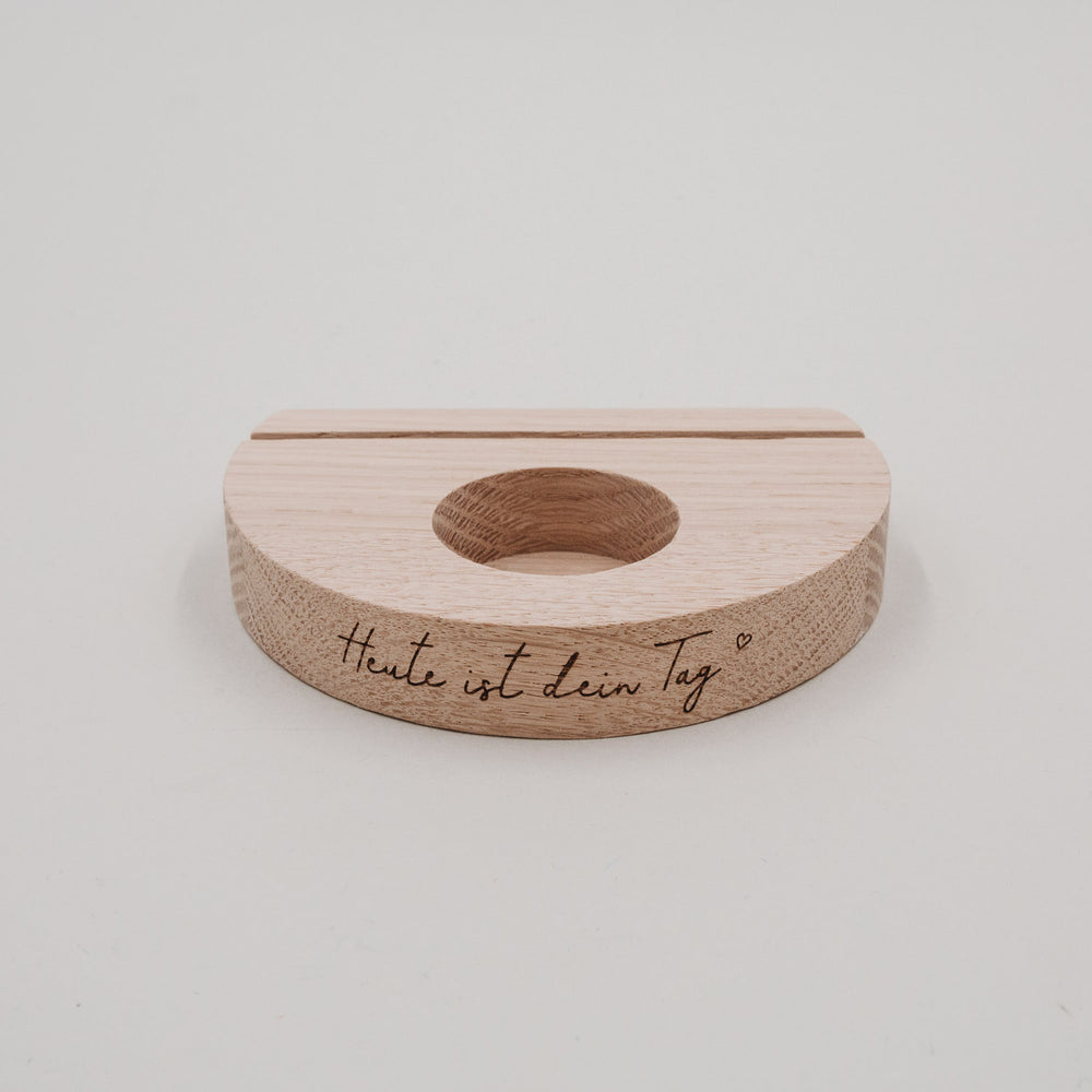 Frontansicht des Holz-Kartenhalters „Heute ist dein Tag“ mit Teelichtmulde und feiner Gravur.
