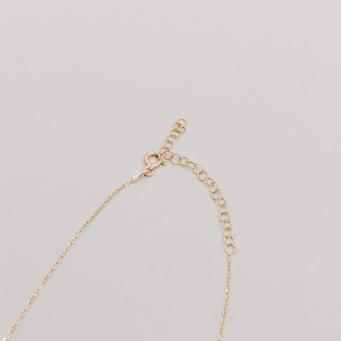 Nahaufnahme des goldenen Verschlusses der Kette Jackie mit feiner Verlängerungskette
