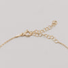 Nahaufnahme des Verschlusses vom Armband Jackie Gold mit Verlängerungskettchen in feiner Gliederoptik.