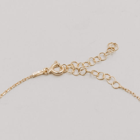 Nahaufnahme des Verschlusses vom Armband Jackie Gold mit Verlängerungskettchen in feiner Gliederoptik.