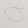 Produktbild des Armbands Jackie Gold flach liegend mit fünf kleinen Sternanhängern und verstellbarem Verschluss.
