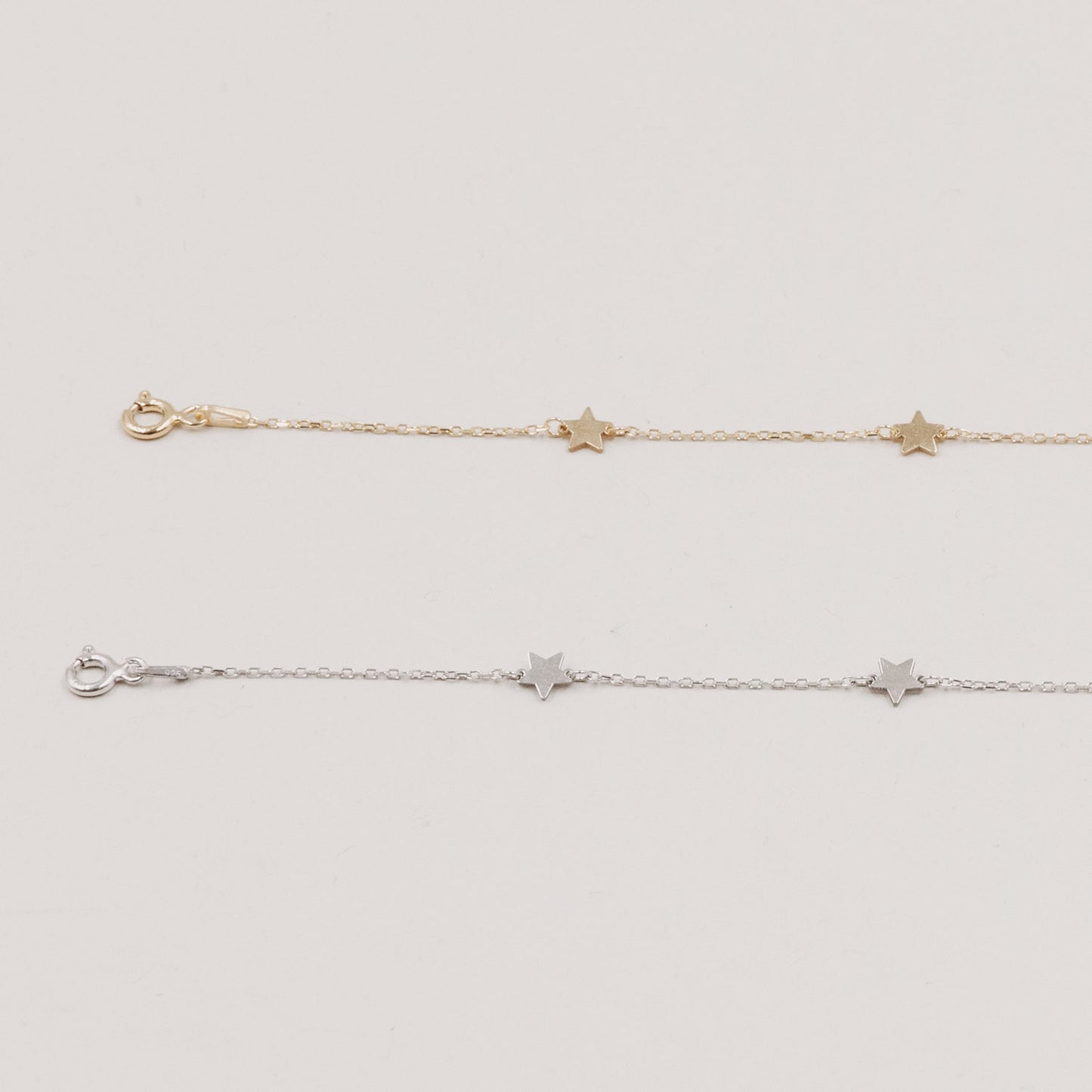 Nahaufnahme des Verschlusses vom Armband Jackie Gold & Silber in feiner Gliederoptik.