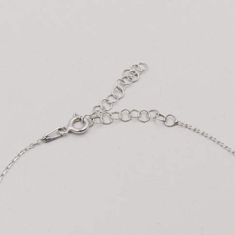 Detailaufnahme des silbernen Verschlusses und der Verlängerungskette des Armbands Jackie Silber.