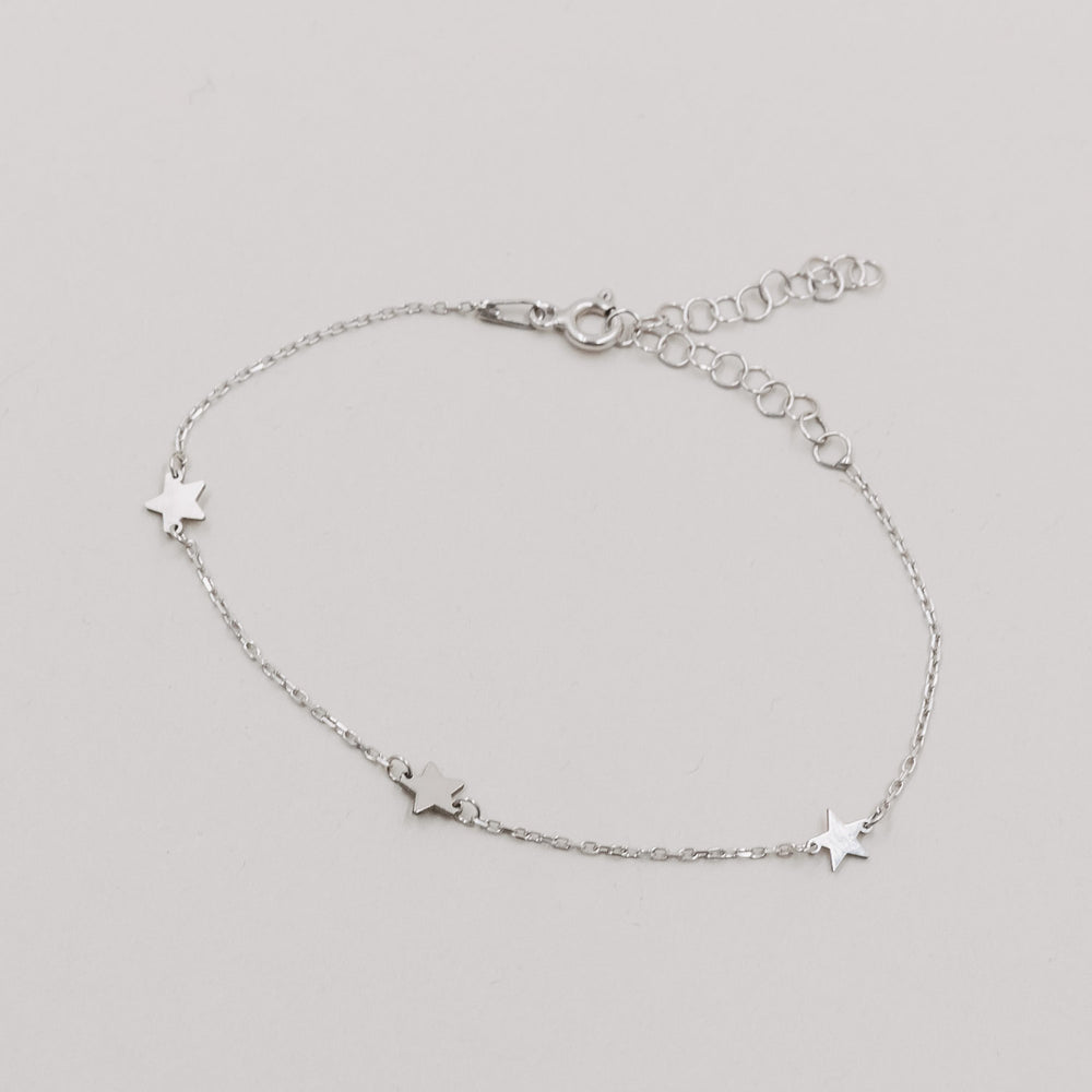 Produktansicht des Armbands Jackie Silber mit drei Sternen aus Edelstahl auf weißem Untergrund.