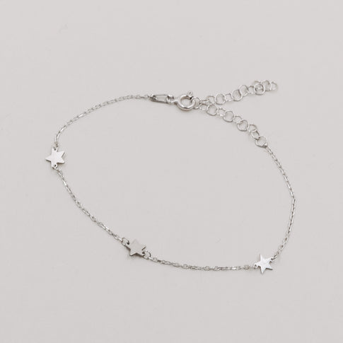 Produktansicht des Armbands Jackie Silber mit drei Sternen aus Edelstahl auf weißem Untergrund.