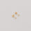 Paar goldene Stern-Ohrstecker Jackie Gold auf hellem Hintergrund, minimalistisches Schmuckdesign.