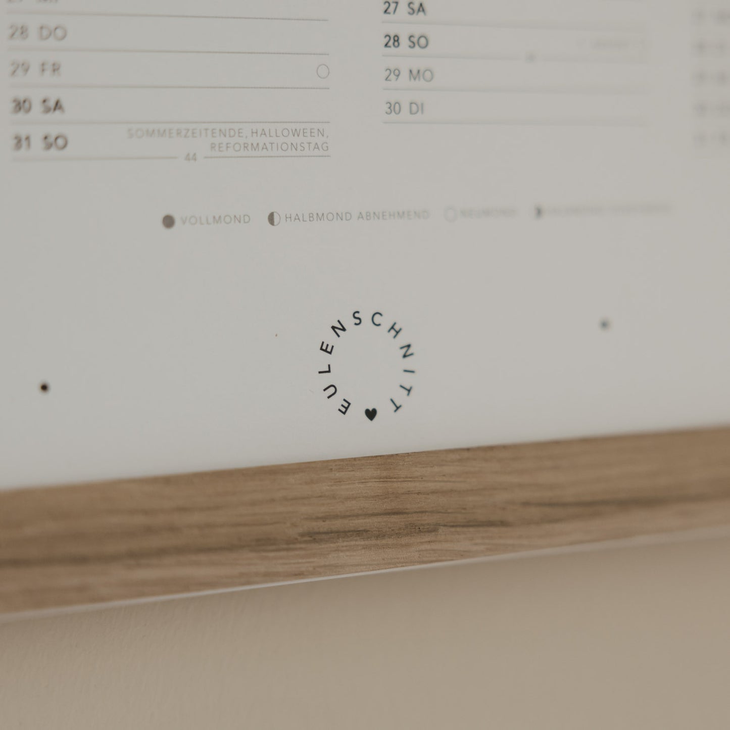 Detail Wandkalender mit Logo und feiner Typografie