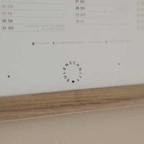 Detail Wandkalender mit Logo und feiner Typografie