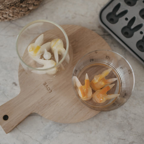 2 Gläser gefüllt mit Hasen-Eiswürfeln und Orangen- und Zitronenscheiben. Ansicht von oben.