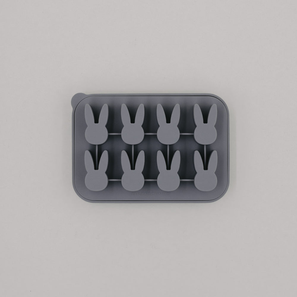 Graue Silikon-Eiswürfelform mit acht Hasenformen in moderner, minimalistischer Optik.